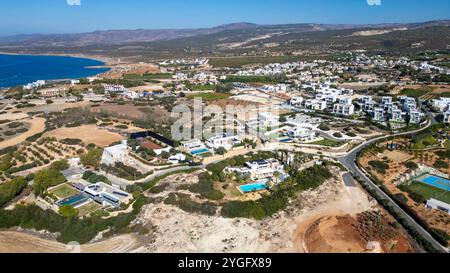 Vista aerea di ville di lusso sul mare a Cap St. Georges Beach Club Resort, regione di Paphos, Cipro. Foto Stock