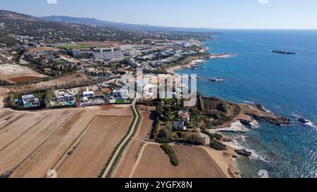 Vista aerea di ville di lusso sul mare a Cap St. Georges Beach Club Resort, regione di Paphos, Cipro. Foto Stock