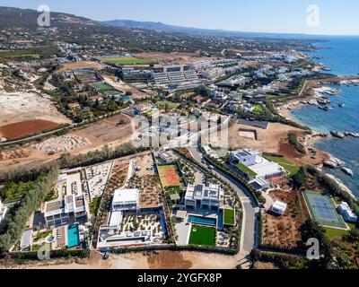 Vista aerea di ville di lusso sul mare a Cap St. Georges Beach Club Resort, regione di Paphos, Cipro. Foto Stock