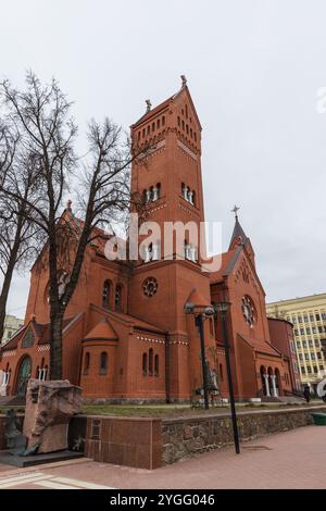 Minsk, Bielorussia - 3 gennaio 2024: I turisti sono di fronte alla Chiesa dei Santi Simone e Elena in una nuvolosa giornata invernale, foto verticale Foto Stock