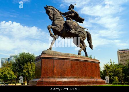 La statua di Amir Timur a cavallo in piazza Amir Timur, Tashkent, la capitale dell'Uzbekistan. Foto Stock