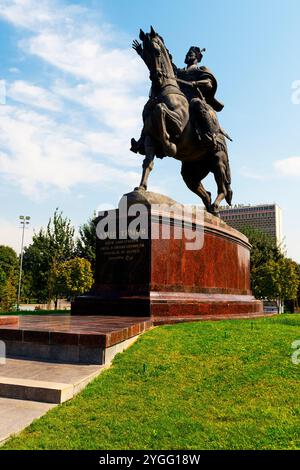 La statua di Amir Timur a cavallo in piazza Amir Timur, Tashkent, la capitale dell'Uzbekistan. Foto Stock