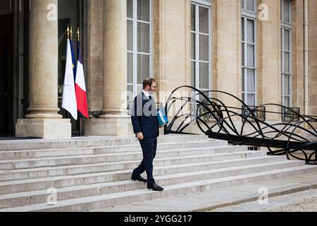 Parigi, Francia. 6 novembre 2024. Antoine Armand, ministro francese dell'economia, delle finanze e dell'industria, visto alla fine del consiglio dei ministri francesi, nel cortile principale del Palazzo Elysee. I ministri del governo francese si sono incontrati all'Elysée Presidential Palace per un altro consiglio dei ministri, a Parigi. Credito: SOPA Images Limited/Alamy Live News Foto Stock