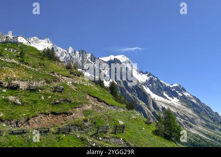 Il massiccio del Monte bianco con il Rifugio Alpino Romilda e il Rifugio Toni Gobbi alla stazione della funivia Skyway Monte bianco, Courmayeur, Italia Foto Stock