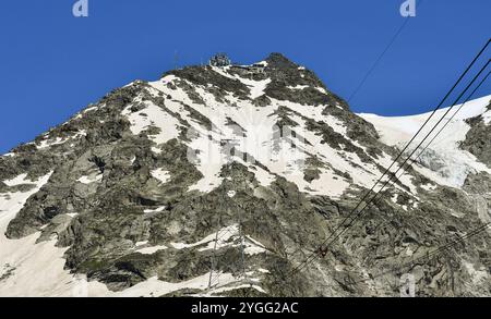 Vista ad angolo basso della stazione della funivia di Punta Helbronner (3466 m) sul massiccio del Monte bianco in estate, Courmayeur, Aosta, Valle d'Aosta, Italia Foto Stock