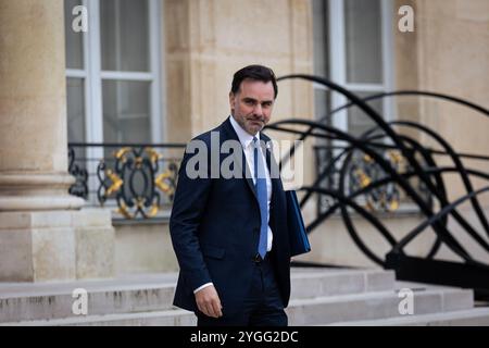 Parigi, Francia. 6 novembre 2024. Laurent Saint Martin, ministro francese responsabile del bilancio e dei conti pubblici, visto alla fine del consiglio dei ministri francesi, nel cortile principale del Palazzo Elysee. I ministri del governo francese si sono incontrati all'Elysée Presidential Palace per un altro consiglio dei ministri, a Parigi. Credito: SOPA Images Limited/Alamy Live News Foto Stock