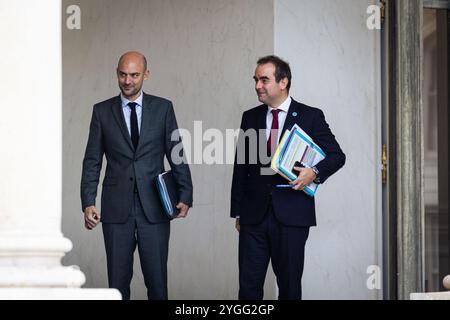 Parigi, Francia. 6 novembre 2024. Jean Noel Barrot (L), Ministro dell'Europa e degli affari esteri, Sebastien Lecornu (R), Ministro delle armi e degli affari dei veterani, visto alla fine del consiglio dei ministri francesi, nel cortile principale del Palazzo Elysee. I ministri del governo francese si sono incontrati all'Elysée Presidential Palace per un altro consiglio dei ministri, a Parigi. Credito: SOPA Images Limited/Alamy Live News Foto Stock