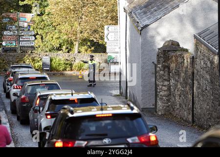 agente garda che dirige il traffico per eventi ramelton, contea di donegal, repubblica d'irlanda Foto Stock