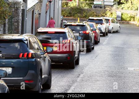 coda di auto in discesa verso ramelton, contea di donegal, repubblica d'irlanda Foto Stock