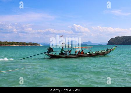 Koh Madsum (o Koh Mat Sum o Pig Island). L'isola, vicino a Koh Samui, è un'attrazione turistica principalmente a causa della presenza di maiali liberi di muoversi sulla spiaggia. Una barca vicino alla spiaggia. Foto Stock