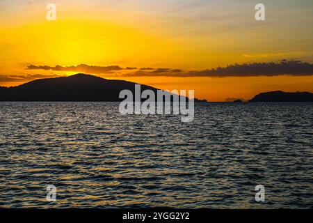 Koh Madsum (o Koh Mat Sum o Pig Island). L'isola, vicino a Koh Samui, è un'attrazione turistica principalmente a causa della presenza di maiali liberi di muoversi sulla spiaggia. Tramonto sul mare. Foto Stock