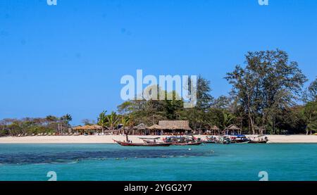 Koh Madsum (o Koh Mat Sum o Pig Island). L'isola, vicino a Koh Samui, è un'attrazione turistica principalmente a causa della presenza di maiali liberi di muoversi sulla spiaggia. Foto Stock