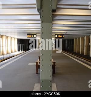 U Bahn. Berlino. Rathaus Schöneberg. Stadtpark. blaugrüne Fliesen. Jugendstil. U 4. Bahnsteig. Gleise. Piattaforma. struttura in acciaio. Stahlträger. verde Foto Stock