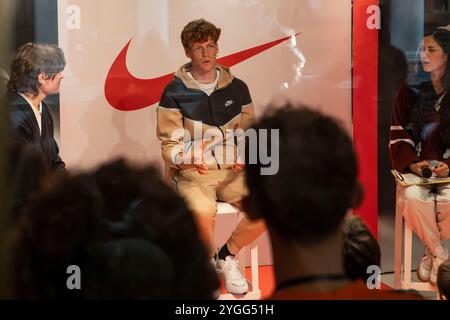 Torino, Italia. 7 novembre 2024. Jannik Sinner nel negozio Nike di via Roma a Torino, Italia - Gioved&#xec;, 7 novembre 2024 - Cronaca - ( foto Andrea Alfano/LaPresse ) Jannik &#x201c;Sinner presso il negozio Nike di via Roma. Torino, Italia - giovedì 7 novembre 2024 - News - ( foto Andrea Alfano/LaPresse ) crediti: LaPresse/Alamy Live News Foto Stock