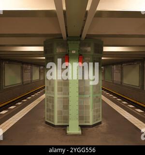 Viktoria Luise Platz. Berlino. U Bahn. Stazione. verde. giallo. Grün. Gelb.Grau. Stahlträger. Häuschen. Bahnsteig. Gleise. Frontale. Frontale. Raum Foto Stock