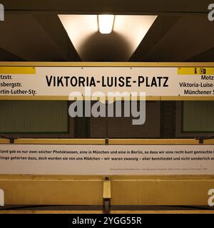 Viktoria Luise Platz. Berlino. U Bahn. Stazione. verde. giallo. Grün. Gomme. Verticale. Sitzbank. banco. Banca. Gelbe Bank. Perspektive. Lampada frontale. Foto Stock