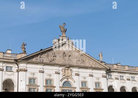 Facciata dell'edificio del Palazzo Krasinski. frontone. Palazzo del Commonwealth. Ricostruito palazzo barocco a Varsavia, Polonia. Foto Stock