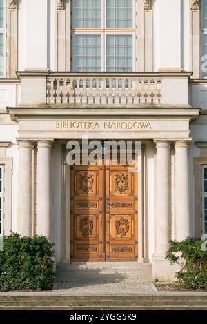 Sezione collezioni speciali della Biblioteca Nazionale polacca. Bella porta di legno. Il Palazzo Krasinski, il Palazzo del Commonwealth. Foto Stock