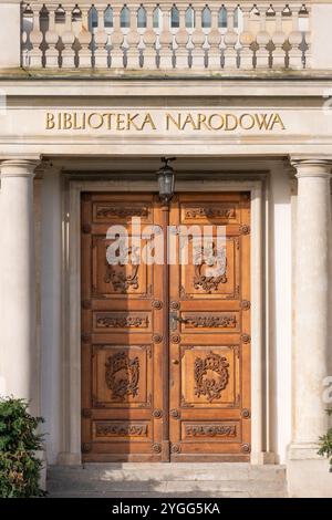 Sezione collezioni speciali della Biblioteca Nazionale polacca. Bella porta di legno. Il Palazzo Krasinski, il Palazzo del Commonwealth. Foto Stock