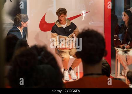 Torino, Italia. 7 novembre 2024. Jannik Sinner nel negozio Nike di via Roma a Torino, Italia - Gioved&#xec;, 7 novembre 2024 - Cronaca - ( foto Andrea Alfano/LaPresse ) Jannik &#x201c;Sinner presso il negozio Nike di via Roma. Torino, Italia - giovedì 7 novembre 2024 - News - ( foto Andrea Alfano/LaPresse ) crediti: LaPresse/Alamy Live News Foto Stock