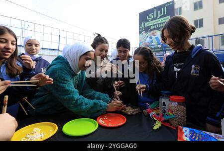 Amman. 7 novembre 2024. Gli studenti imparano a usare le bacchette durante un evento culturale tenutosi ad Amman, in Giordania, il 7 novembre 2024. Un evento culturale organizzato dal TAG Confucio Institute in Giordania si è tenuto ad Amman giovedì, fornendo attività di esperienza culturale cinese per insegnanti e studenti. Crediti: Mohammad Abu Ghosh/Xinhua/Alamy Live News Foto Stock