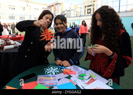 Amman. 7 novembre 2024. Gli studenti imparano a tagliare la carta durante un evento culturale tenutosi ad Amman, in Giordania, il 7 novembre 2024. Un evento culturale organizzato dal TAG Confucio Institute in Giordania si è tenuto ad Amman giovedì, fornendo attività di esperienza culturale cinese per insegnanti e studenti. Crediti: Mohammad Abu Ghosh/Xinhua/Alamy Live News Foto Stock