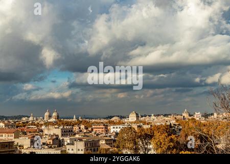 Vista elevata della città Eterna, Roma, Italia, viaggiare in autunno è indimenticabile Foto Stock