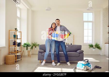 Ritratto di una coppia gioiosa che affronta le faccende domestiche Foto Stock