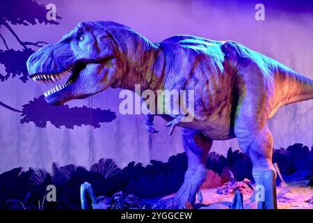 Un commovente modello animatronico di un dinosauro Tyrannosaurus Rex nel Museo di storia naturale, Londra, Regno Unito. Foto Stock