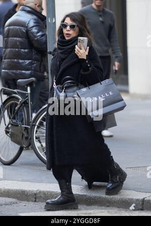 Milano, 07-11-2024 Cristina D'avena passeggia per le vie del centro Foto Stock