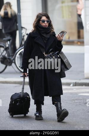 Milano, 07-11-2024 Cristina D'avena passeggia per le vie del centro Foto Stock