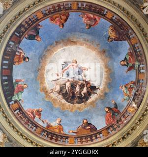 VOGHERA, ITALIA - 12 SETTEMBRE 2024: La cupola della Chiesa del Carmine con l'affresco barocco dell'assunzione della Vergine Maria e degli Apostoli Foto Stock