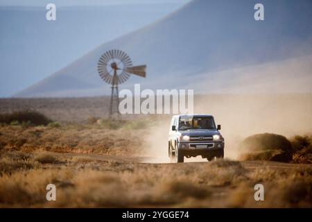 Veicolo e mulino a vento, Tankwa Karoo National Park, Sudafrica Foto Stock