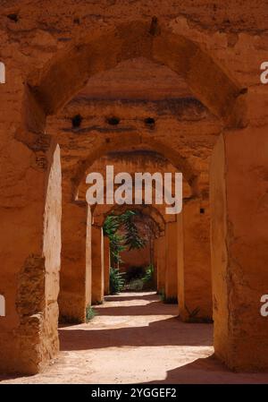 Gli archi medievali in rovina delle massicce scuderie reali di Heri es-Souani e dei granai di Moulay Ismail nella città imperiale di Meknes, Marocco. Foto Stock