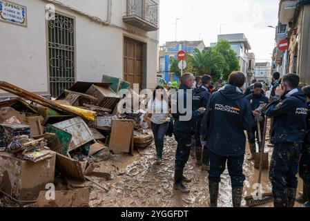 Massanassa, Valencia, Spagna. 7 novembre 2024. Volontari da tutto il mondo si radunano a Valencia per rimuovere il fango dalle case e dalle strade. Anche soldati, polizia e vigili del fuoco provenienti da tutta la Spagna vengono in soccorso. Crediti: Salva Garrigues/Alamy Live News Foto Stock