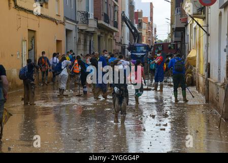 Massanassa, Valencia, Spagna. 7 novembre 2024.volontari da tutto il mondo si radunano a Valencia per rimuovere il fango dalle case e dalle strade. Anche soldati, polizia e vigili del fuoco provenienti da tutta la Spagna vengono in soccorso. Crediti: Salva Garrigues/Alamy Live News Foto Stock