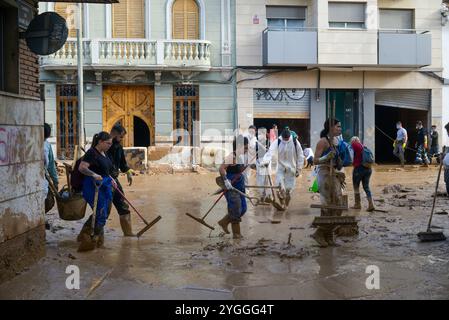 Massanassa, Valencia, Spagna. 7 novembre 2024.volontari da tutto il mondo si radunano a Valencia per rimuovere il fango dalle case e dalle strade. Anche soldati, polizia e vigili del fuoco provenienti da tutta la Spagna vengono in soccorso. Crediti: Salva Garrigues/Alamy Live News Foto Stock