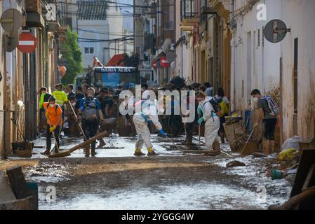 Massanassa, Valencia, Spagna. 7 novembre 2024.volontari da tutto il mondo si radunano a Valencia per rimuovere il fango dalle case e dalle strade. Anche soldati, polizia e vigili del fuoco provenienti da tutta la Spagna vengono in soccorso. Crediti: Salva Garrigues/Alamy Live News Foto Stock