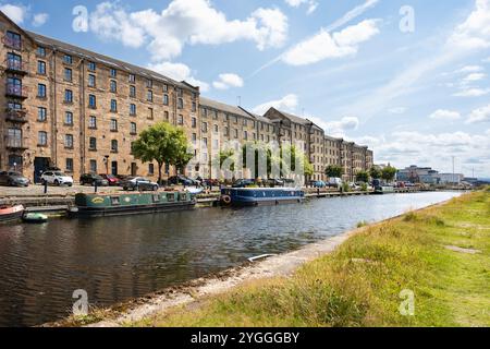 Spiers Wharf Canal Side City Apartments, un magazzino convertito a Port Dundas, sul lato del Forth and Clyde Canal, Glasgow, Scozia, Regno Unito Foto Stock