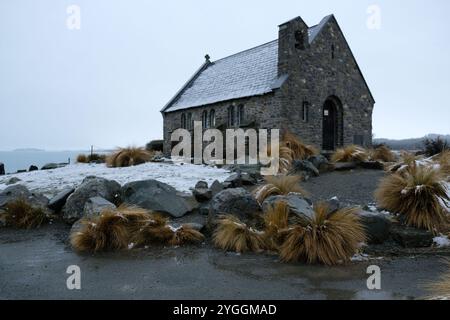 Pittoresca e panoramica chiesa ricoperta di neve a Tekapo, South Island, nuova Zelanda Foto Stock