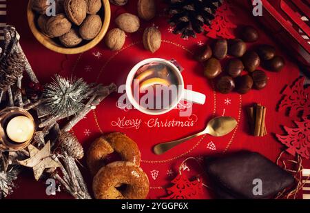 Tazza di tè caldo con limone e cannella sulla tavola del Natale. Vista da sopra. Foto Stock