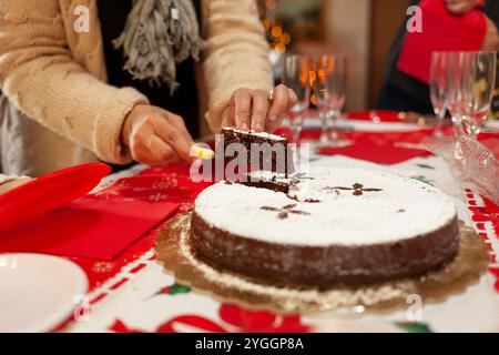 Tipica torta italiana torta caprese fatta con cioccolato e mandorle. Foto Stock