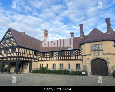 Vista esterna dello Schloss Cecilienhof, che mostra la sua architettura in stile Tudor e gli splendidi dintorni. Foto Stock