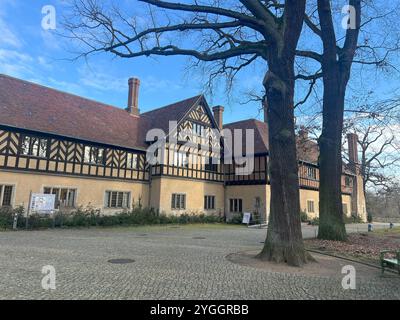 Vista esterna dello Schloss Cecilienhof, che mostra la sua architettura in stile Tudor e gli splendidi dintorni. Foto Stock