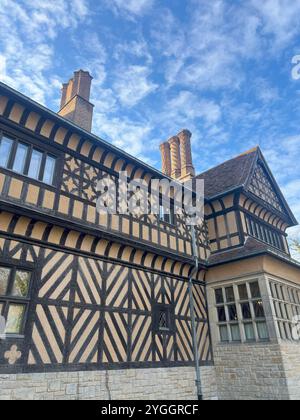 Vista esterna dello Schloss Cecilienhof, che mostra la sua architettura in stile Tudor e gli splendidi dintorni. Foto Stock