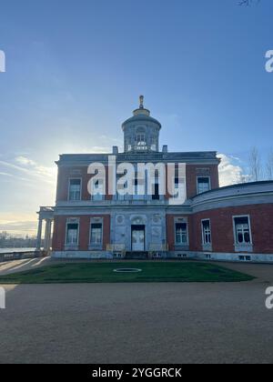 Questa foto cattura lo splendido Palazzo di marmo sul lago Saint nel New Garden di Potsdam, mostrando la sua architettura neoclassica e il tranquillo fron acquatico Foto Stock