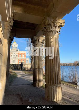 Questa foto cattura lo splendido Palazzo di marmo sul lago Saint nel New Garden di Potsdam, mostrando la sua architettura neoclassica e il tranquillo fron acquatico Foto Stock