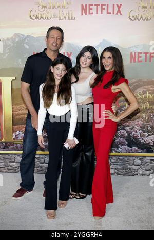 Samantha Harris e la sua famiglia alla prima di Los Angeles di Netflix 'The School for Good and Evil' tenutasi al Regency Village Theatre di Hollywood, USA il 18 ottobre 2022. Foto Stock