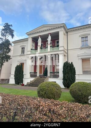 Questa foto cattura una storica residenza tedesca a Potsdam, mostrando la sua architettura elegante e la sua grandiosità in una luminosa e soleggiata giornata primaverile. Foto Stock