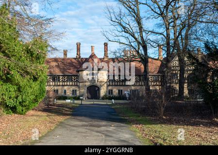 Vista esterna dello Schloss Cecilienhof, che mostra la sua architettura in stile Tudor e gli splendidi dintorni. Foto Stock